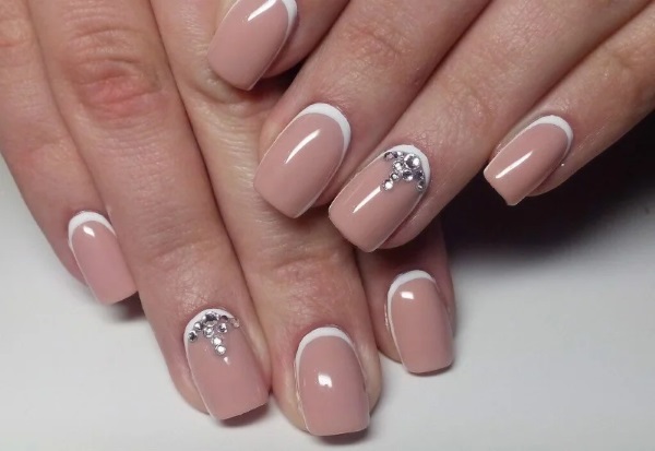 Manicure francesa com strass. Foto, tendências de design da moda. Como fazer goma-laca e polimento em gel