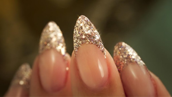 Manucure française avec strass. Photo, tendances du design à la mode. Comment faire de la gomme laque et du vernis gel