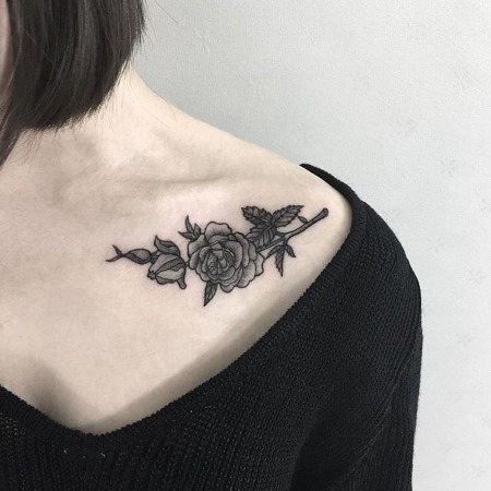 Lindas tatuagens para meninas.Foto de inscrições, tatuagens femininas claras, emparelhadas, pequenas no braço, pulso, coxa, ombro, perna, abdômen