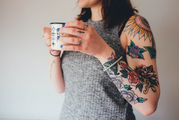 Lindas tatuagens para meninas. Foto de inscrições, tatuagens femininas claras, emparelhadas, pequenas no braço, pulso, coxa, ombro, perna, abdômen