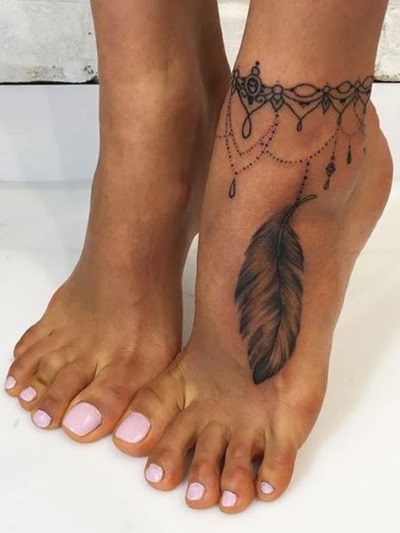 Lindas tatuagens para meninas. Foto de inscrições, tatuagens femininas claras, pareadas, pequenas no braço, pulso, coxa, ombro, perna, abdômen