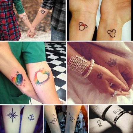 Lindas tatuagens para meninas. Foto de inscrições, tatuagens femininas claras, emparelhadas, pequenas no braço, pulso, coxa, ombro, perna, abdômen