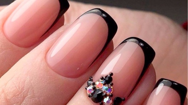 Manicure com verniz preto. Fotos, ideias de design com strass, brilhos, fricção, com ouro, prata