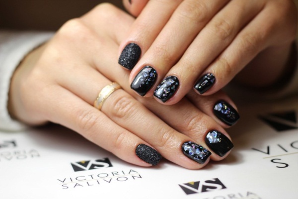 Manicure com verniz preto. Fotos, ideias de design com strass, brilhos, fricção, com ouro, prata