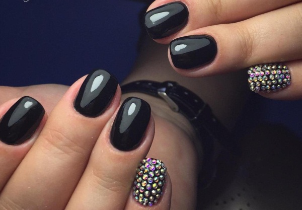 Manicure com verniz preto. Fotos, ideias de design com strass, brilhos, esfregando, com ouro, prata