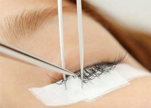 Cils étendus: avantages et inconvénients, durée de vie, soins, maquillage, correction, élimination. Une photo