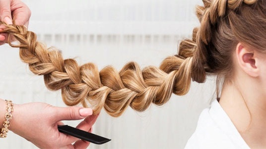 Como fazer um penteado rápido para cabelos longos. Opções de estilo bonitas, simples e fáceis para todos os dias