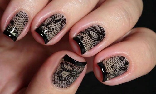 Belo design de unhas. Foto de novos itens com strass, jaqueta com ouro, manicure do casamento. Tendências da moda