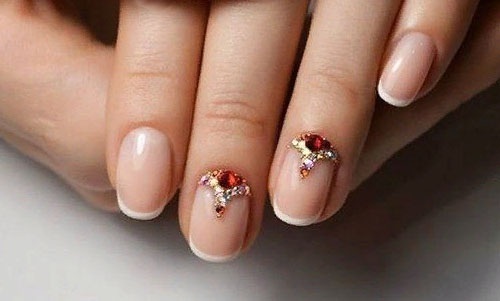 Belo design de unhas. Foto de novos itens com strass, jaqueta com ouro, manicure do casamento. Tendências da moda