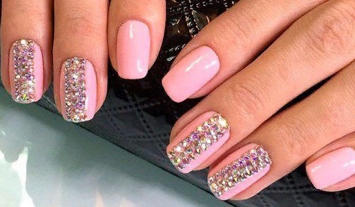 Manicure com pedras e cristais Swarovski. Idéias de design, incrustações. Uma foto