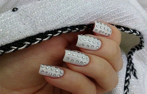 Manicure com pedras e cristais Swarovski. Idéias de design, incrustações. Uma foto