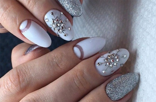 Manicure com pedras e cristais Swarovski. Idéias de design, incrustações. Uma foto