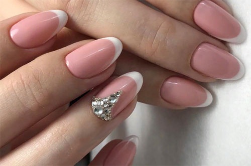 Manicure com pedras e cristais Swarovski. Idéias de design, incrustações. Uma foto