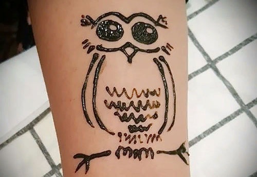 Desenhos de hena para iniciantes na perna, mão, pulso. Esboços simples, estênceis. Instruções passo a passo com uma foto