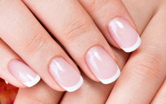 Manicure francesa em unhas curtas. Idéias para polimento em gel oval, quadrado, estampado, strass. Passo a passo em casa