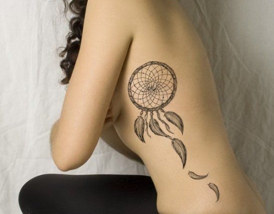 Tatuagens nas costelas (laterais) das meninas. Ideias, fotos, esboços, significado e descrição