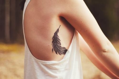 Tatuagens nas costelas (laterais) das meninas. Ideias, fotos, esboços, significado e descrição