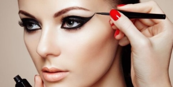 Cum să desenați singuri săgeți cu eyeliner lichid cu o lingură, folosind bandă, creion. Life hack pentru începători cu o pleoapă căzută, ochi de pisică, în engleză