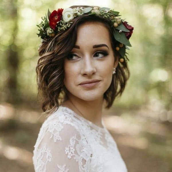 Penteados femininos para cabelos curtos. Linda para férias, formatura, casamento, festa, Ano Novo. Como dar um passo a passo, foto