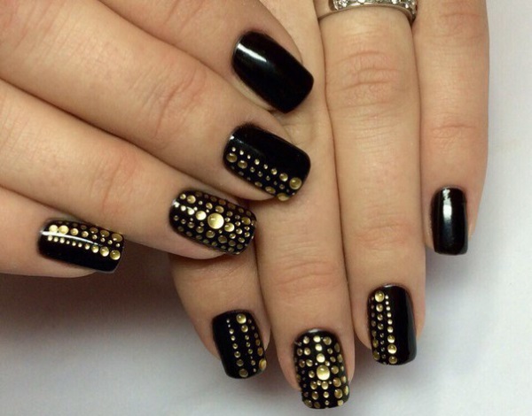 Preto com design de unhas de ouro. Com pedras, espalhadas, francesas, strass, prata, bege, nude