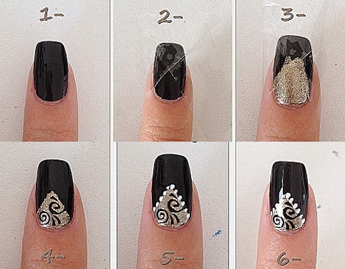 Noir avec un design d'ongle en or. Avec pierres, éparpillées, françaises, strass, argent, beige, nude