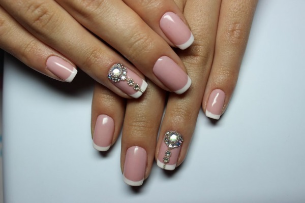 Linda manicure francesa. Foto de uma jaqueta estampada com strass. Tendências da moda, novos designs