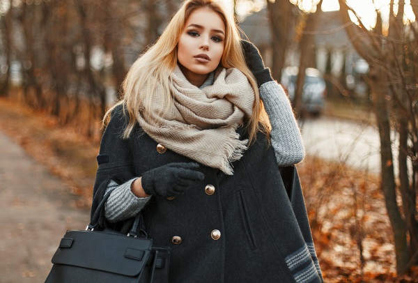 Comme il est beau d'attacher une étole sur un manteau de différentes manières. Une photo