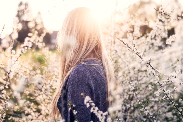 Photo de blondes de dos aux cheveux moyens et longs. Photos de filles sur avu