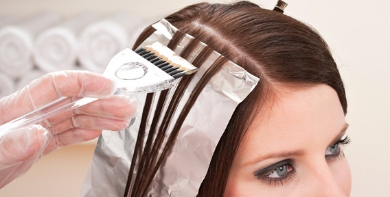 Cortes de cabelo femininos elegantes para cabelos finos de comprimento médio. Foto com e sem franja