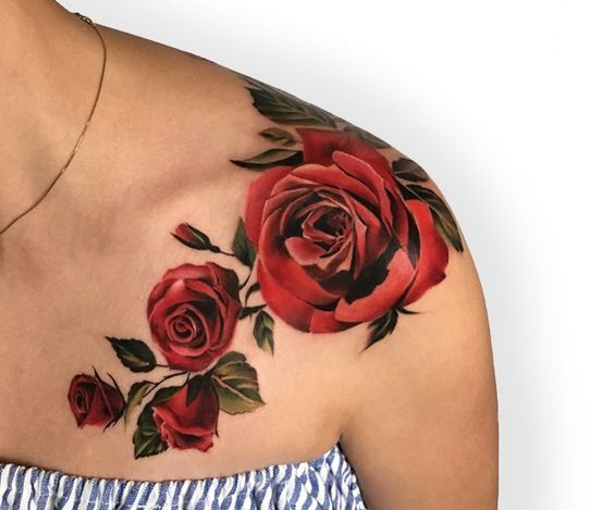 Tatuagem na clavícula para meninas. Esboços, inscrições femininas, padrões, pássaros, flores, estrelas