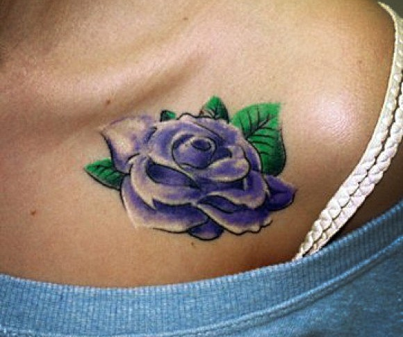 Tatuagem na clavícula para meninas. Esboços, inscrições femininas, padrões, pássaros, flores, estrelas