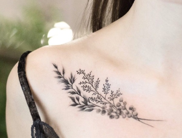 Tatuagem na clavícula para meninas. Esboços, inscrições femininas, padrões, pássaros, flores, estrelas