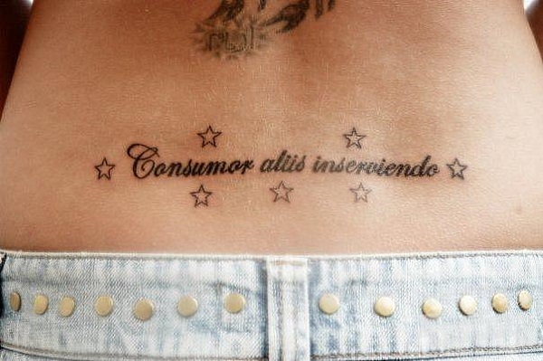 Tatuagem na parte inferior das costas para meninas. Fotos, padrões, esboços, inscrições com tradução. Valor