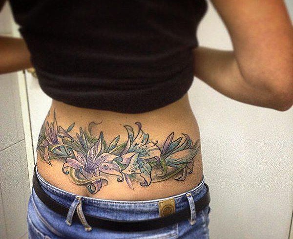 Tatuagem na parte inferior das costas para meninas. Fotos, padrões, esboços, inscrições com tradução. Valor