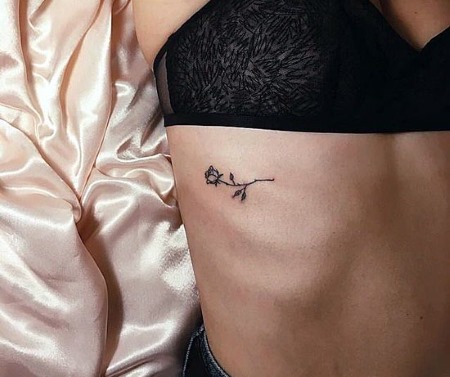 Esboços de pequenas tatuagens para meninas no pulso, braço, perna com significado, o significado dos desenhos