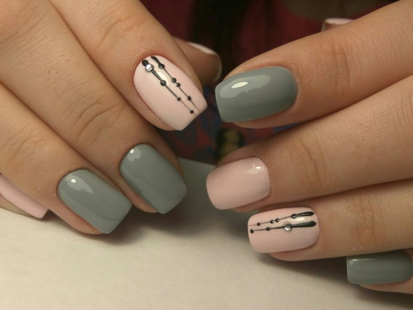 Manicure em cores claras, foto. Tendências da moda, novos itens