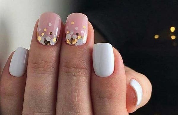 Manicure em cores claras, foto.Tendências da moda, novos itens