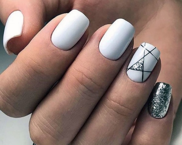 Manicure em cores claras, foto. Tendências da moda, novos itens