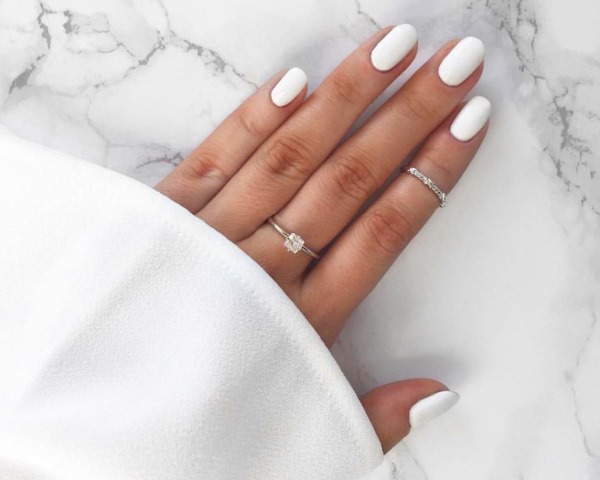 Manicure em cores claras, foto. Tendências da moda, novos itens