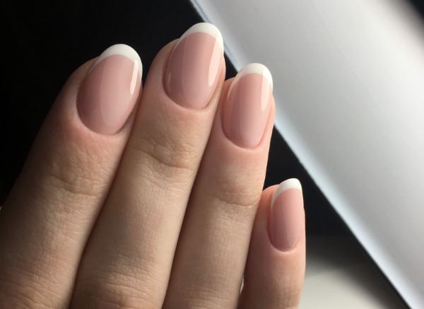 Modèles simples de manucure pour les ongles courts avec du vernis gel pour les débutants. Comment dessiner magnifiquement