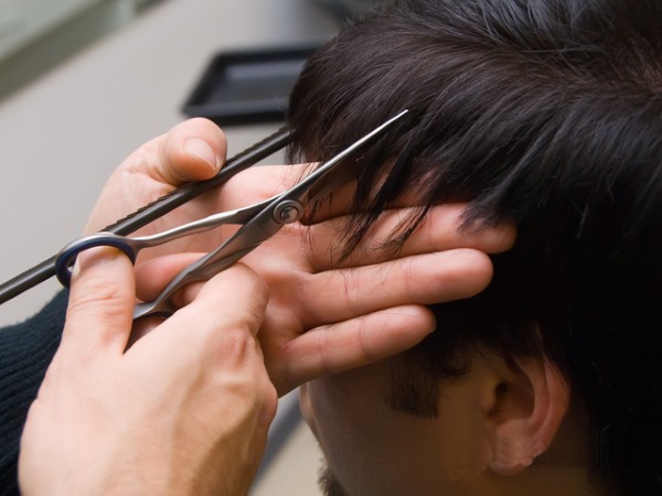 Cortes de cabelo rasgados da moda para cabelos curtos com e sem franja. Vistas frontal e traseira. Uma foto