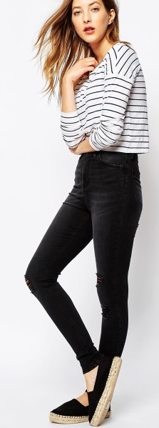 Calça jeans preta de cintura alta. O que vestir, o que comprar para mulheres, para meninas