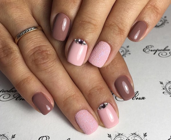 Idéias para manicure rosa para unhas curtas. Foto, desenho com strass, padrão, esfregando, polonês de gel