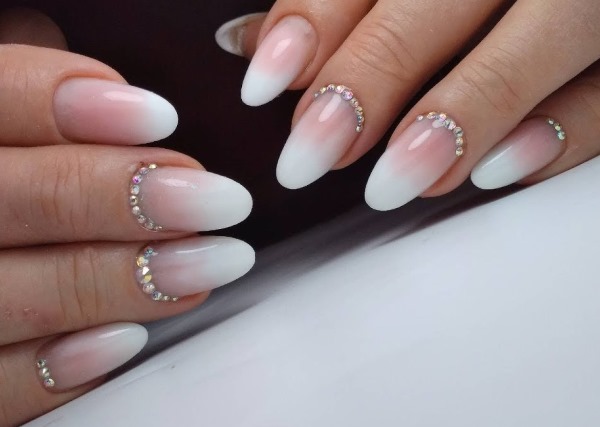 Idéias para manicure rosa para unhas curtas. Foto, desenho com strass, padrão, esfregando, polonês de gel