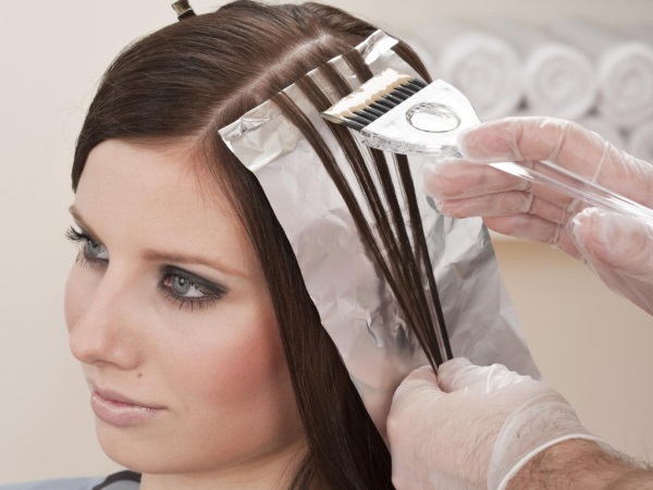 Destaque para o cabelo loiro escuro. Foto, instruções de coloração, quem se encaixa