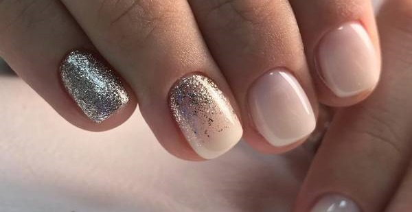 Manicure brilhante para unhas curtas. Fotos, tendências, novo design 2024