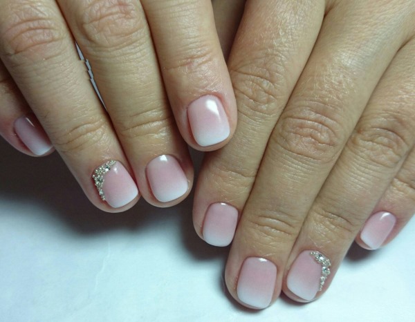 Manicure brilhante para unhas curtas. Fotos, tendências, novo design 2024