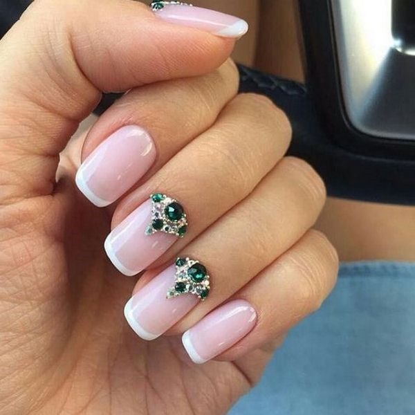 Lindos desenhos de unhas 2024 com strass, caldos, francês, ombre, desenhos. Uma foto