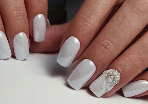 Lindos desenhos de unhas 2024 com strass, caldos, francês, ombre, desenhos. Uma foto