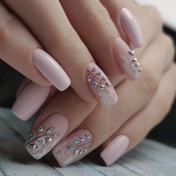 Lindos desenhos de unhas 2024 com strass, caldos, francês, ombre, desenhos. Uma foto